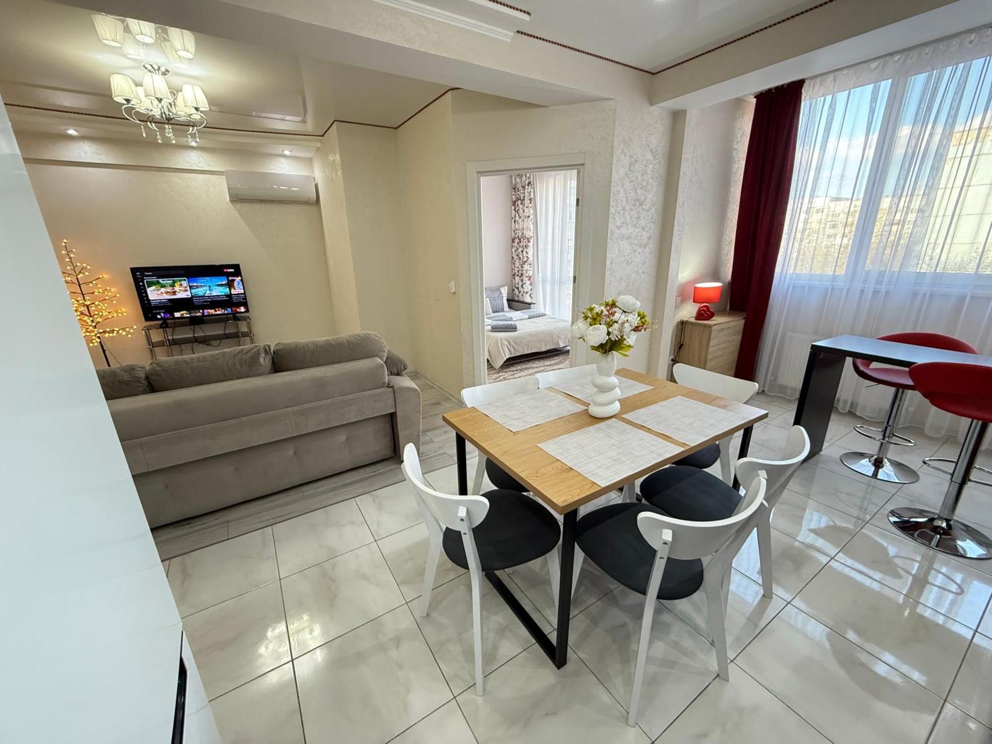 Cozy Two Bedroom Large