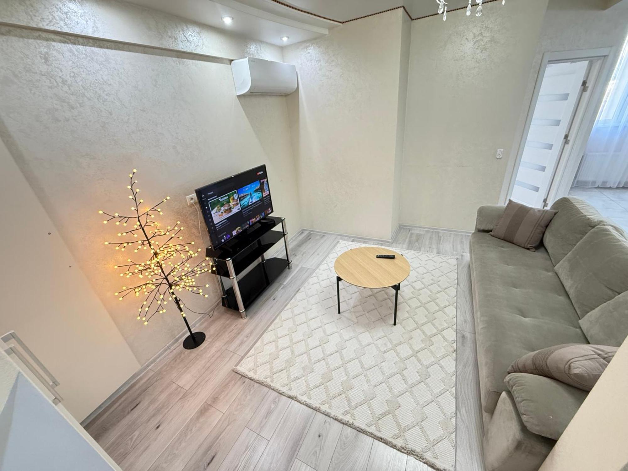 Cozy Two Bedroom Large Apartment *