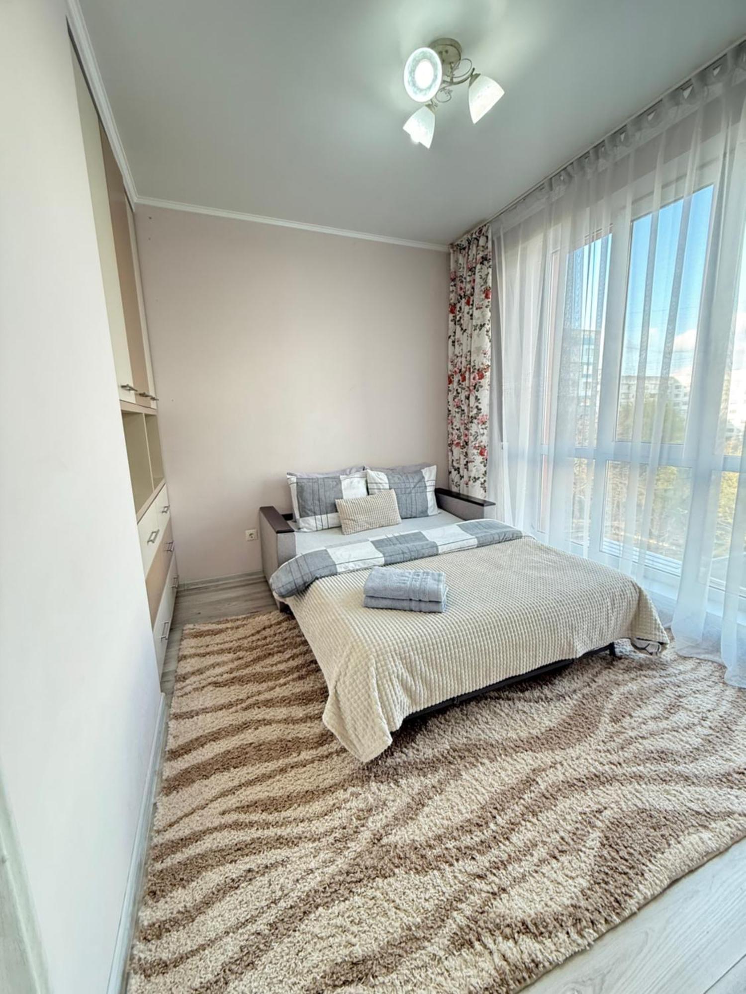 Cozy Two Bedroom Large דירה *
