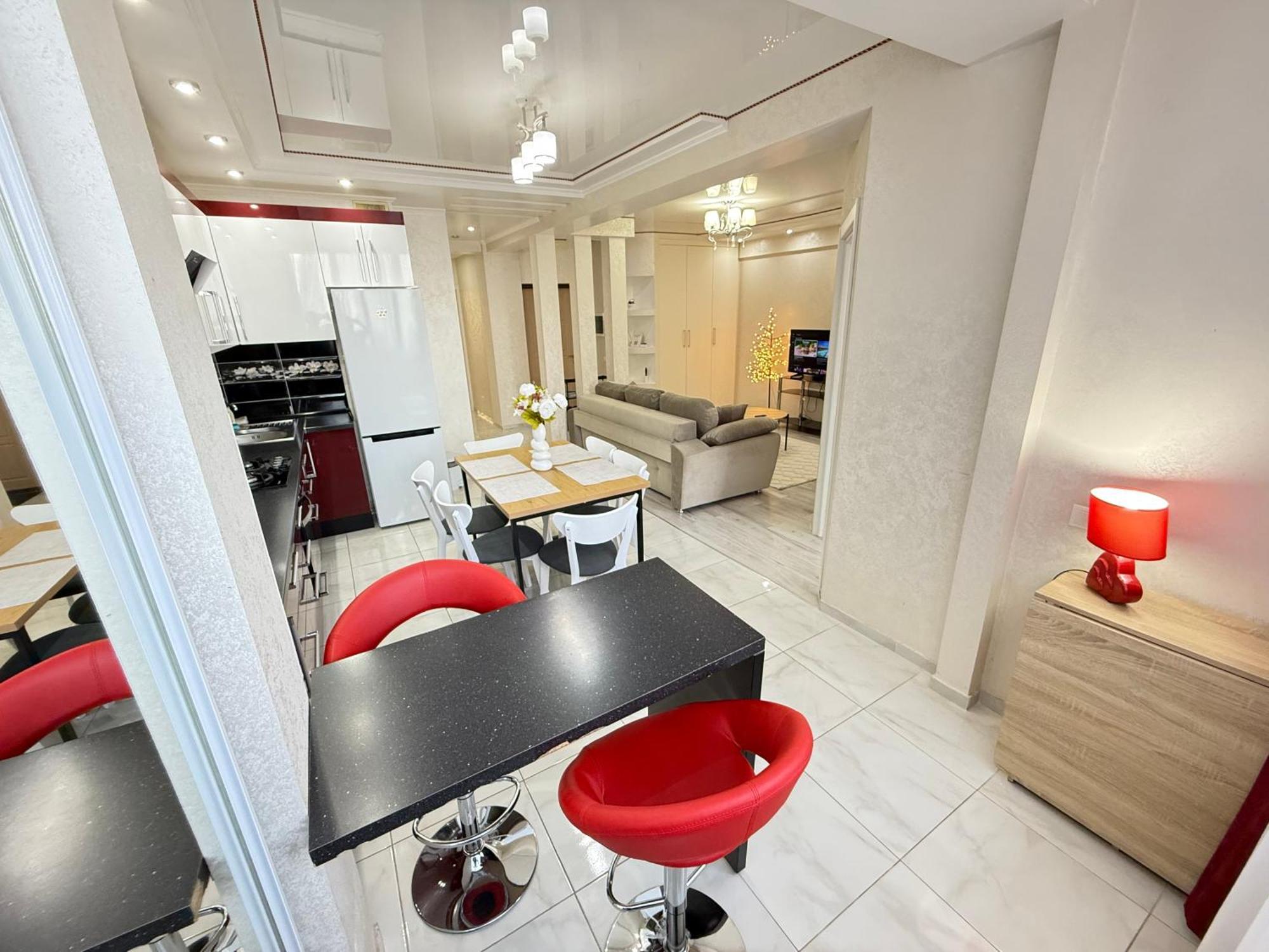 דירה Cozy Two Bedroom Large צ'יסינאו
